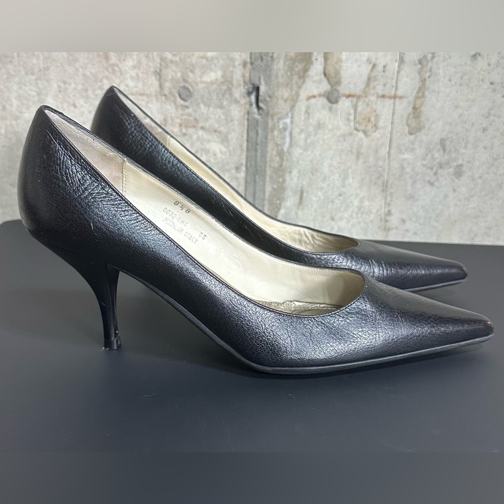 COACH Black grained leather pumps with rubber sole. Size 8.5